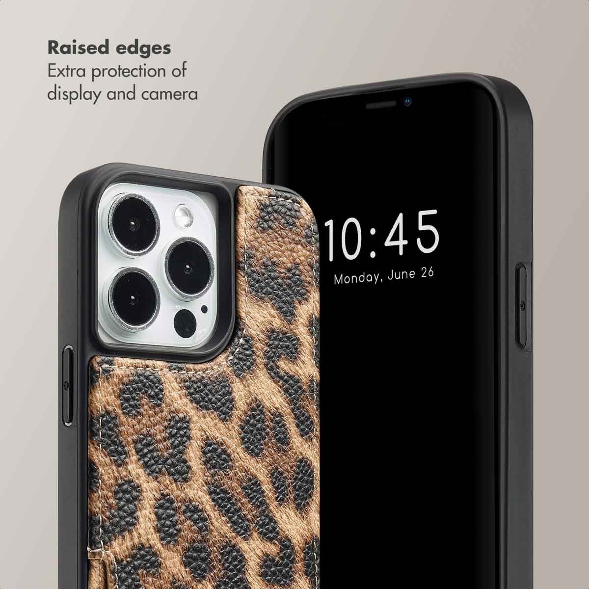 Smartphone con funda de leopardo, pantalla muestra 10:45. Texto arriba a la izquierda.