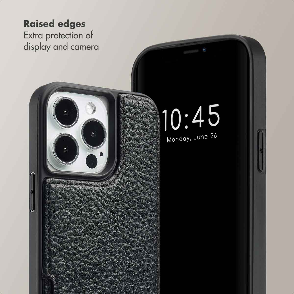 Funda de móvil de cuero negro con recorte de cámara y texto sobre protección.