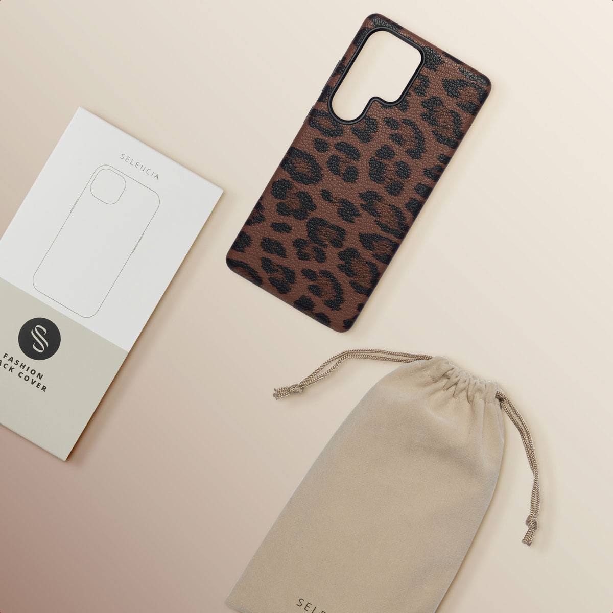 Funda de móvil con estampado de leopardo junto a caja y bolsa.