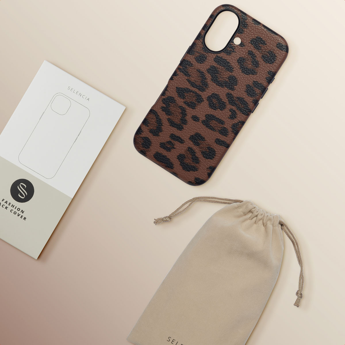 Cover per cellulare leopardata vicino alla confezione e a una custodia beige.
