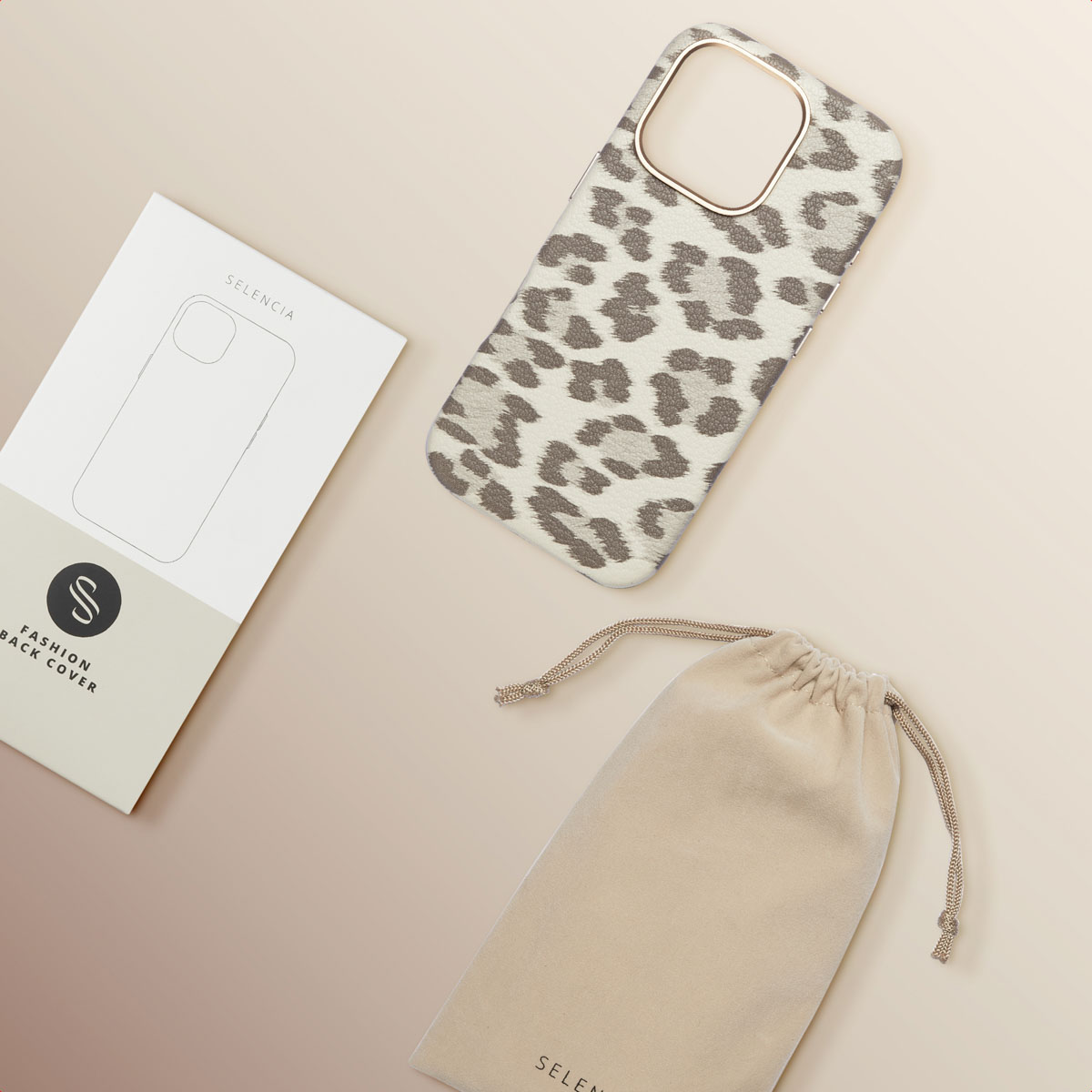 Cover per telefono leopardata, scatola di imballaggio e sacchetto beige su fondo chiaro.