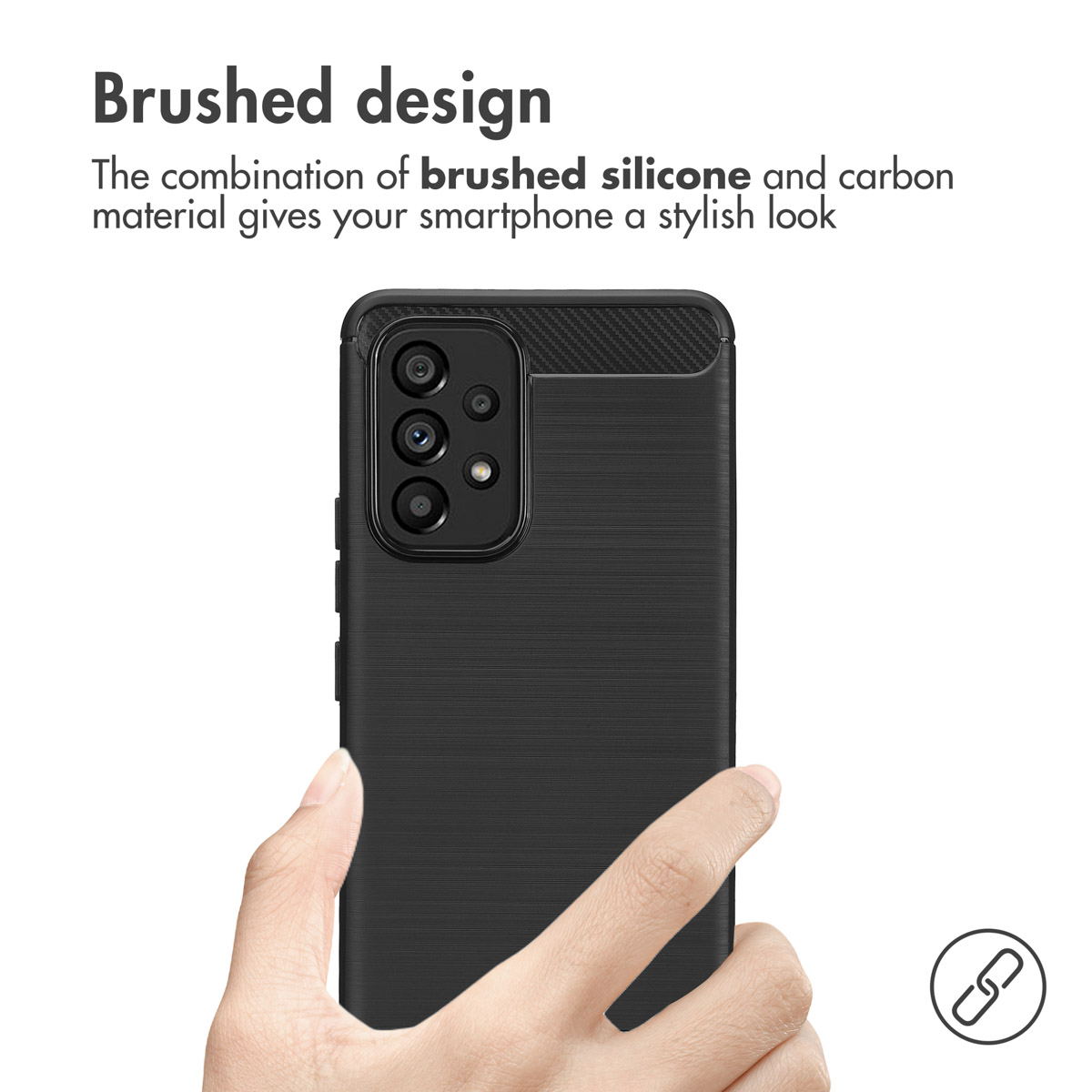 Mano tiene uno smartphone nero con silicone spazzolato e design in carbonio.