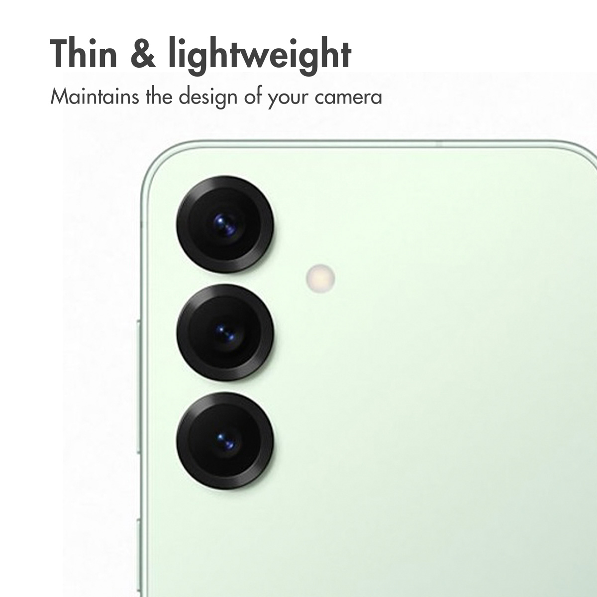 Tre obiettivi fotografici verticali e un flash sul retro di uno smartphone verde chiaro con testo sopra.