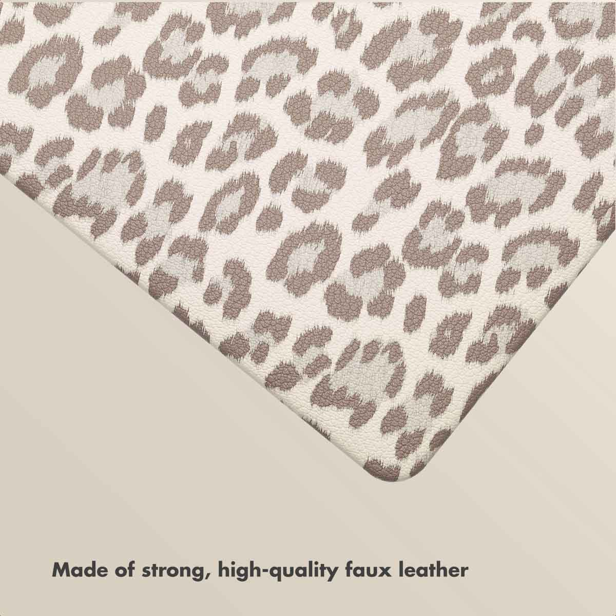 Alfombrilla de piel sintética con estampado de leopardo.