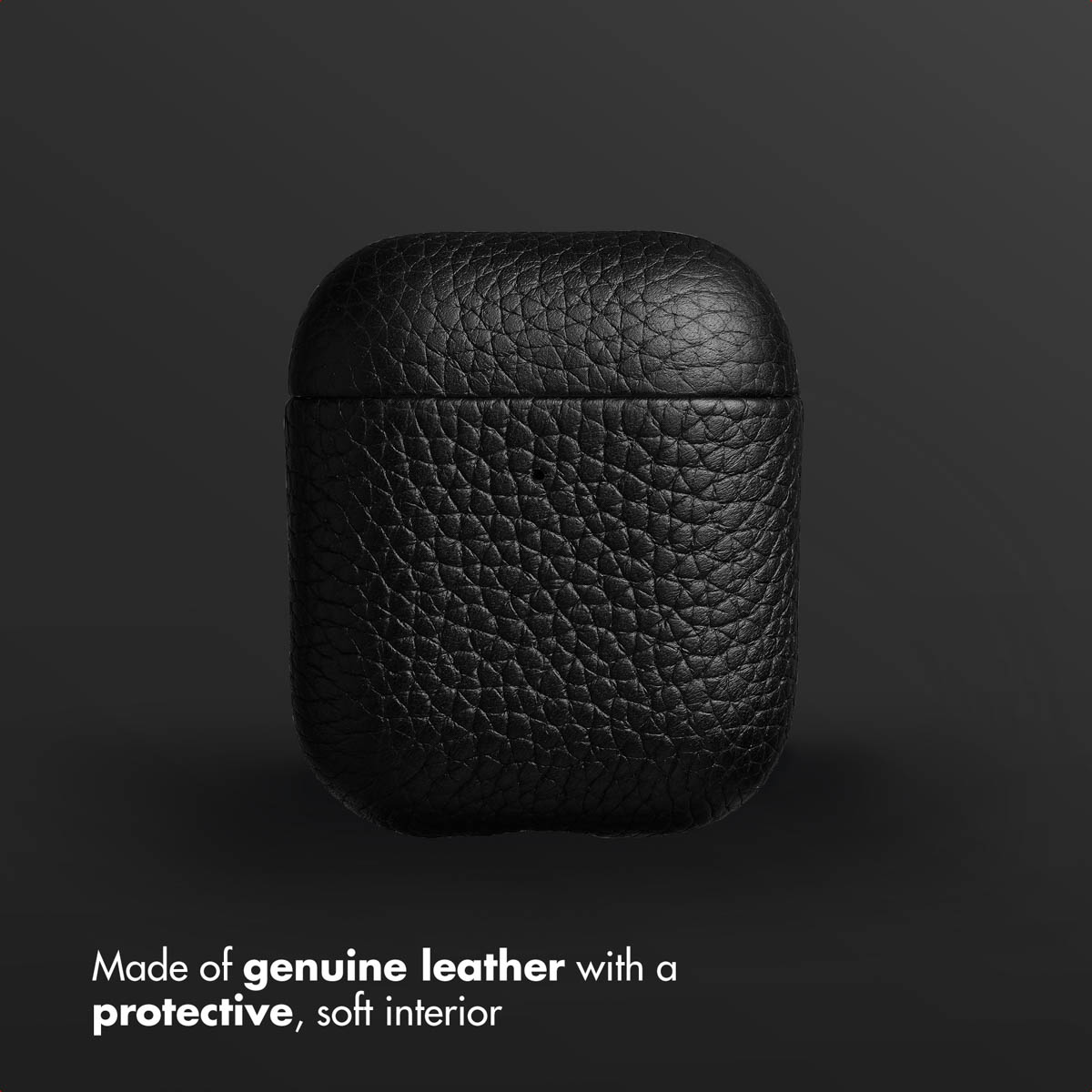 Estuche de cuero negro para AirPods sobre fondo oscuro.