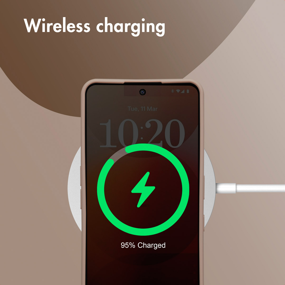 Smartphone en cargador inalámbrico redondo que muestra 95 por ciento de carga.