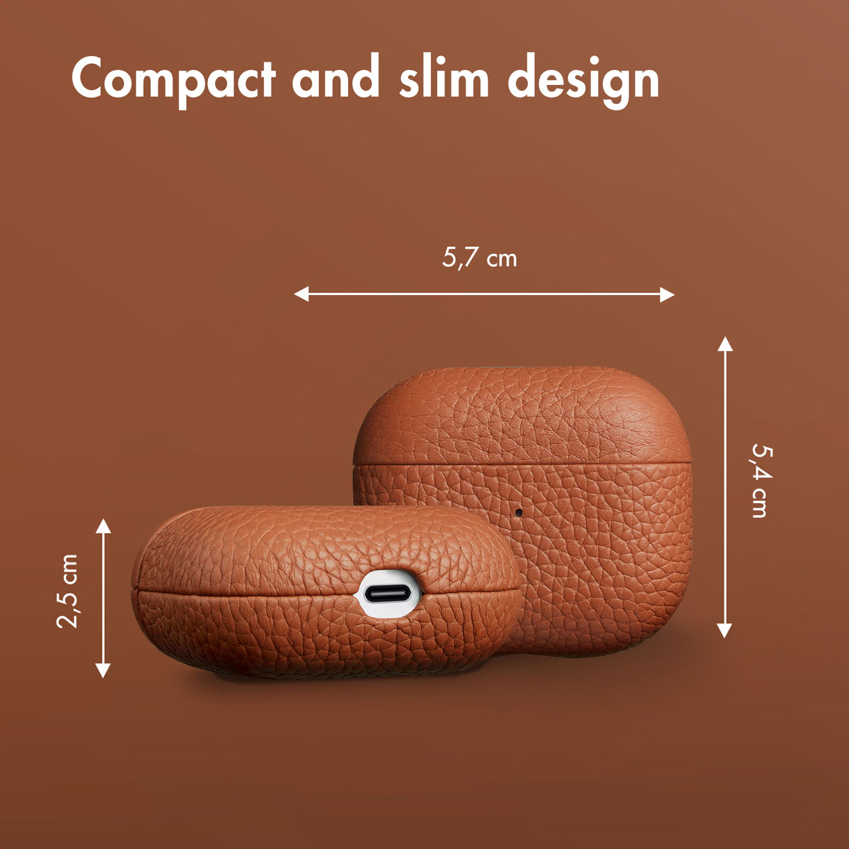 Dos fundas de cuero marrón para auriculares con dimensiones sobre fondo marrón.