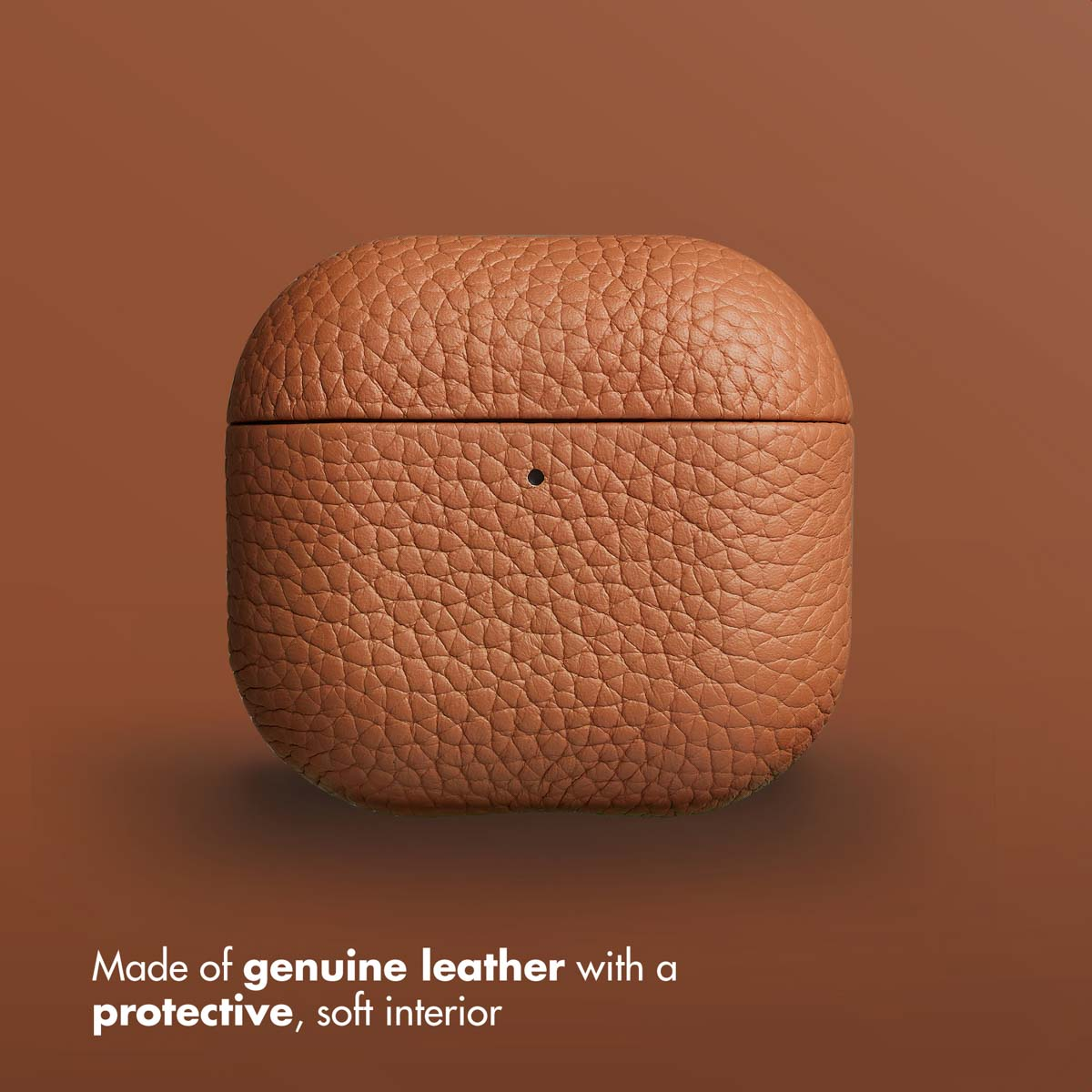 Funda de cuero marrón para AirPods sobre fondo sólido con texto.