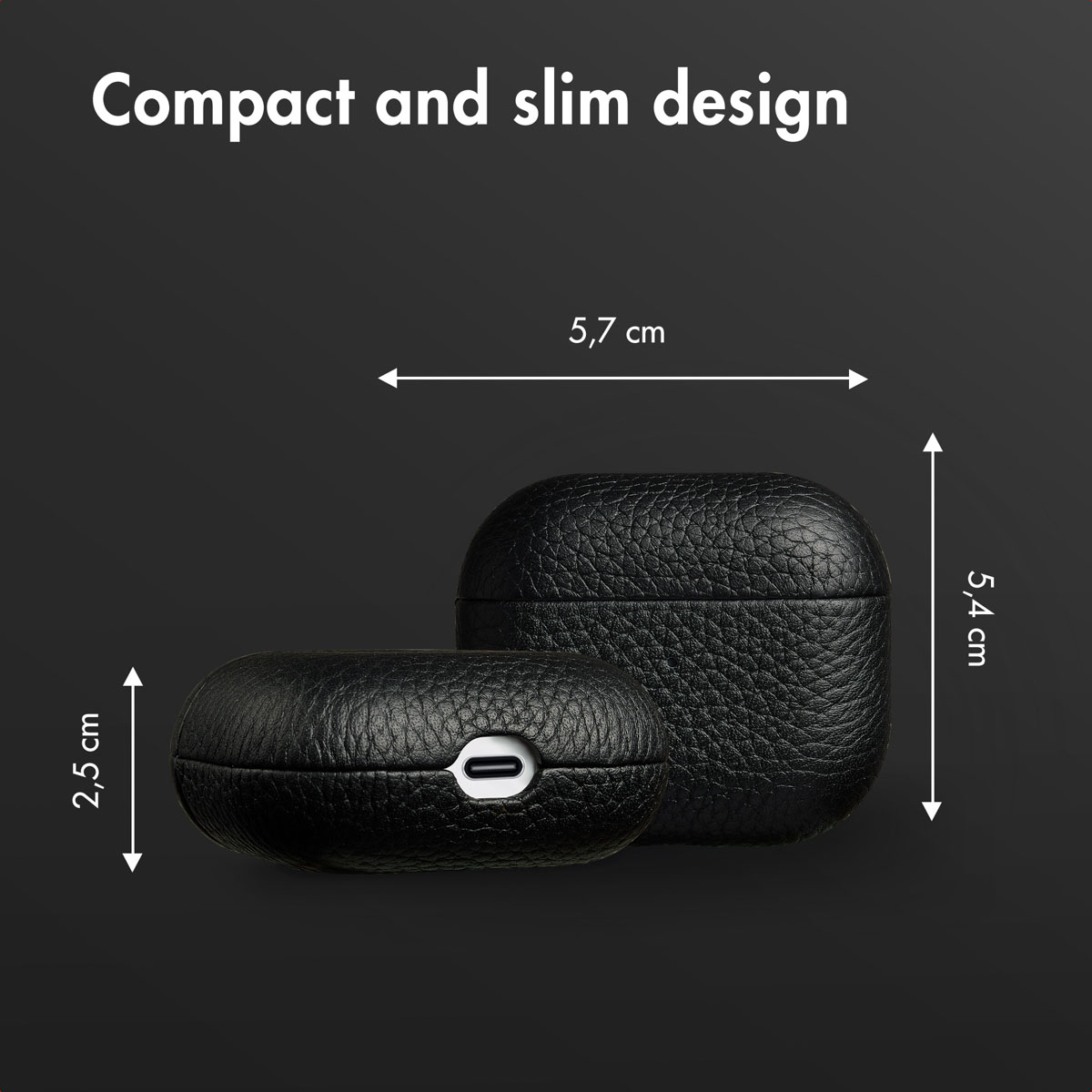 Funda de cuero negro para AirPods con 5,7 cm de ancho, 5,4 cm de alto y 2,5 cm de grosor, con un diseño compacto y delgado.
