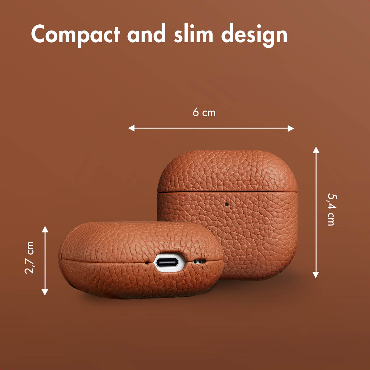 Estuches de cuero marrón para AirPods con dimensiones sobre fondo marrón.