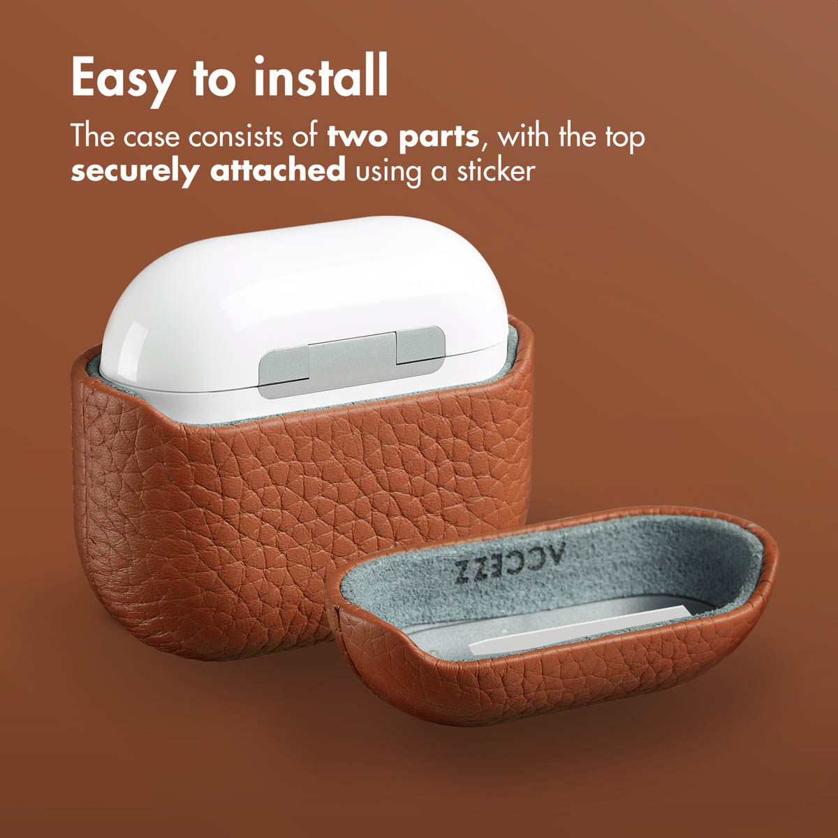 Funda de cuero marrón para AirPods en dos partes con adhesivo, sobre fondo marrón.