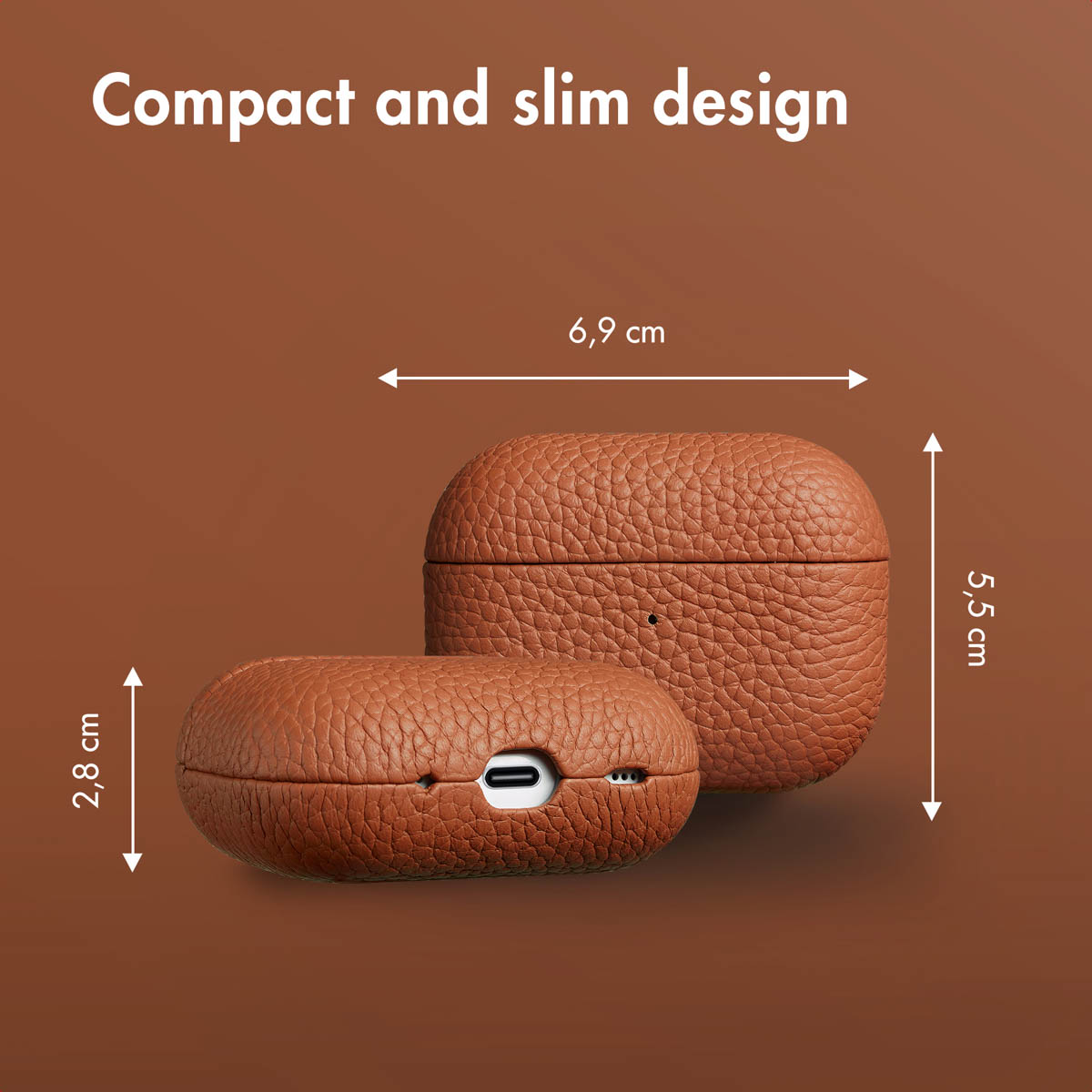 Estuche de AirPods de cuero marrón con dimensiones de 6.9 cm de ancho, 5.5 cm de alto y 2.8 cm de grosor.