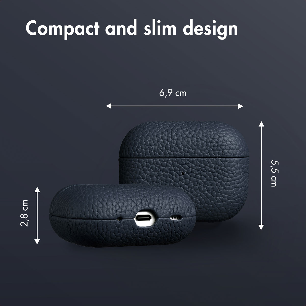 Fundadora de AirPods de cuero azul oscuro con dimensiones de 6.9 cm de ancho, 5.5 cm de alto y 2.8 cm de profundidad.