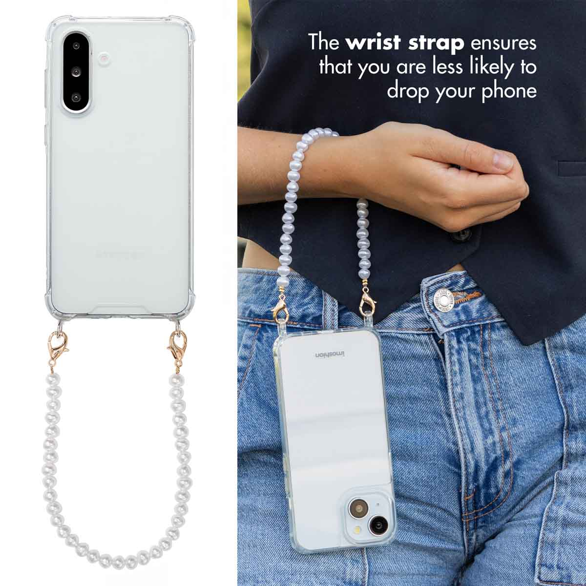 Funda de teléfono con correa de muñeca de perlas blancas, usada por una persona.