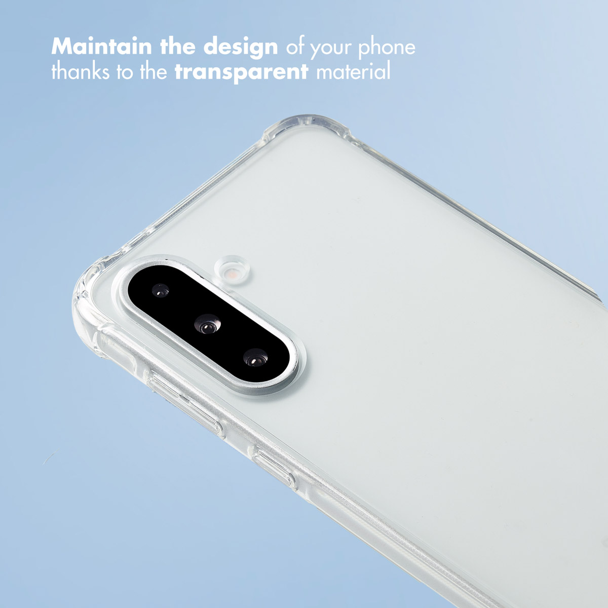 Funda protectora transparente en un smartphone con tres lentes de cámara, sobre fondo claro.