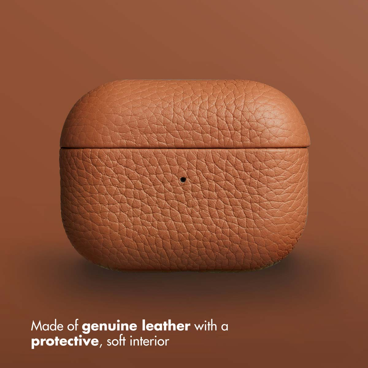 Una funda de cuero marrón para AirPods sobre un fondo marrón a juego con texto.