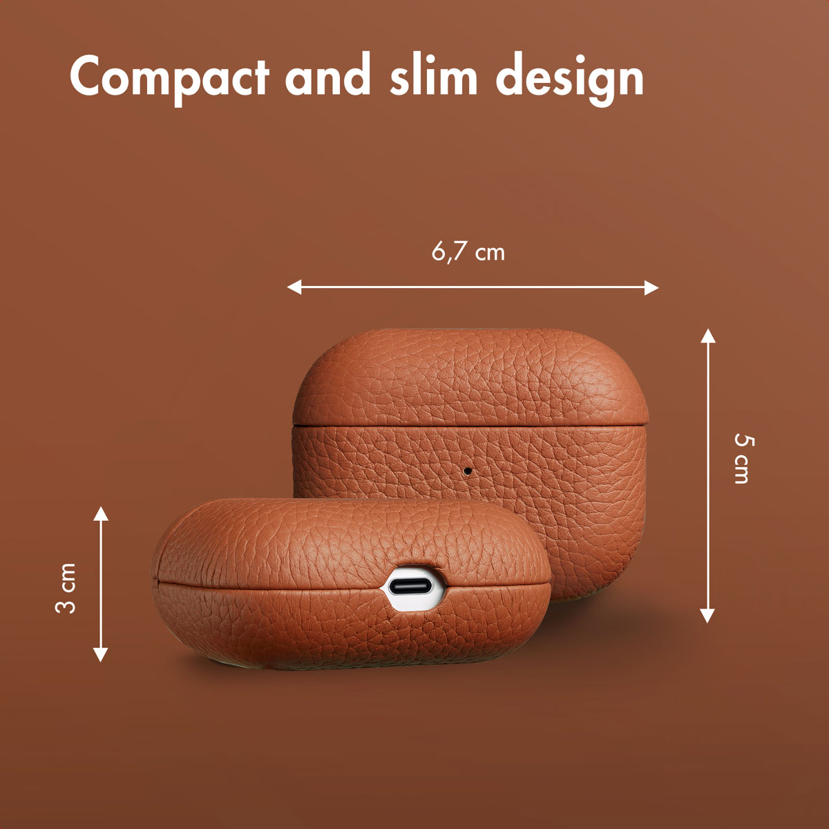 Estuche compacto y delgado de cuero marrón para AirPods con medidas sobre fondo marrón.