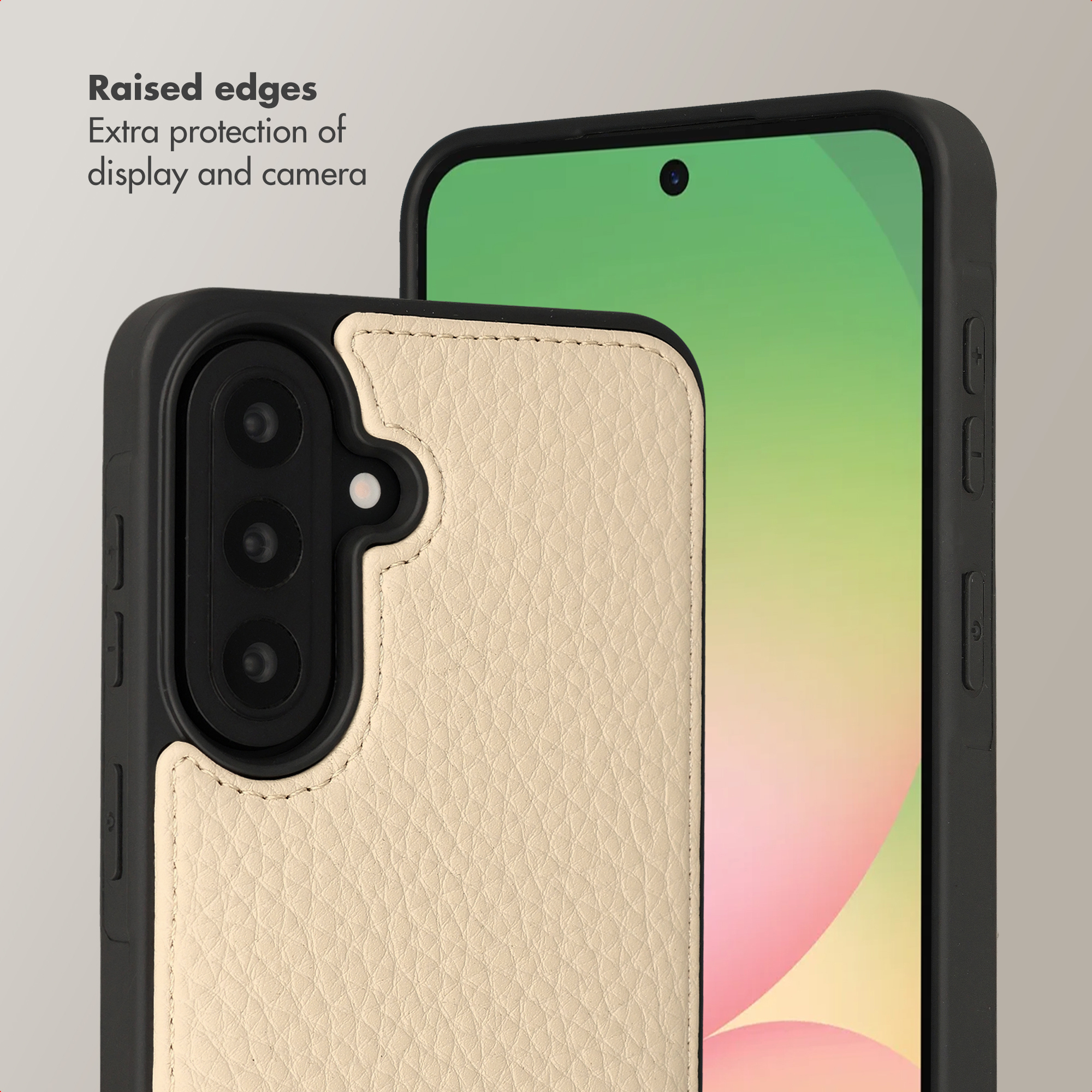 Zwei Smartphones in schwarzen Hüllen mit beige Leder-Rückseite vor hellem Hintergrund mit Text über erhöhte Ränder.