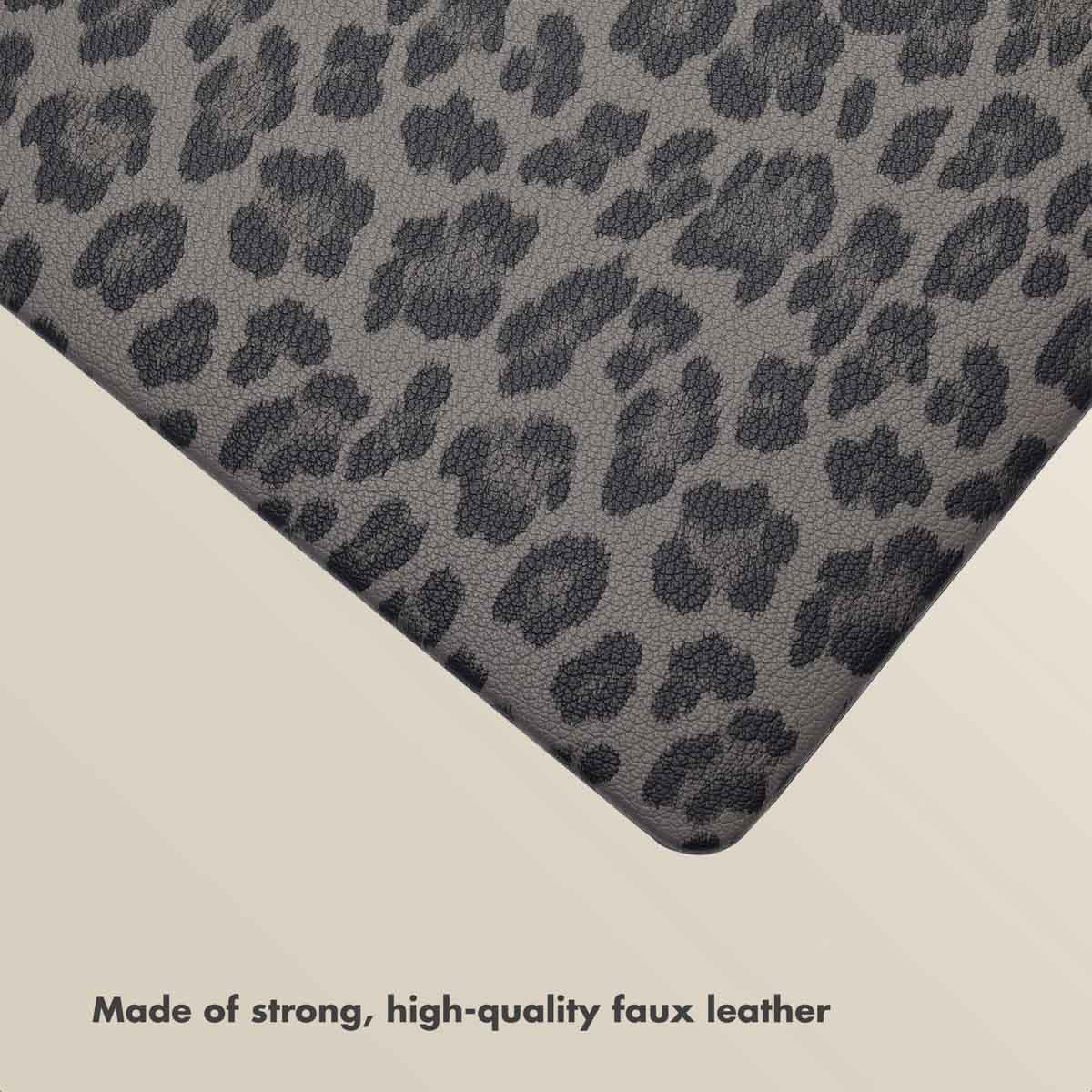 Cuero sintético gris con estampado de leopardo y el texto Made of strong, high-quality faux leather.