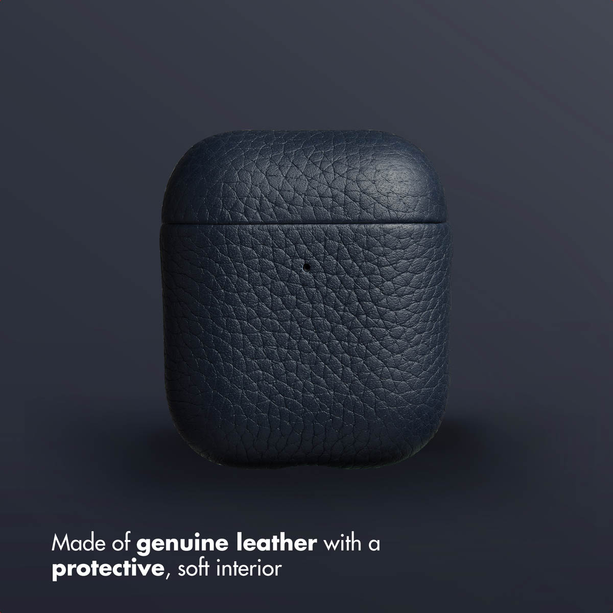 Una funda de AirPods de cuero azul oscuro sobre un fondo oscuro, con texto blanco abajo que dice que es de cuero genuino.