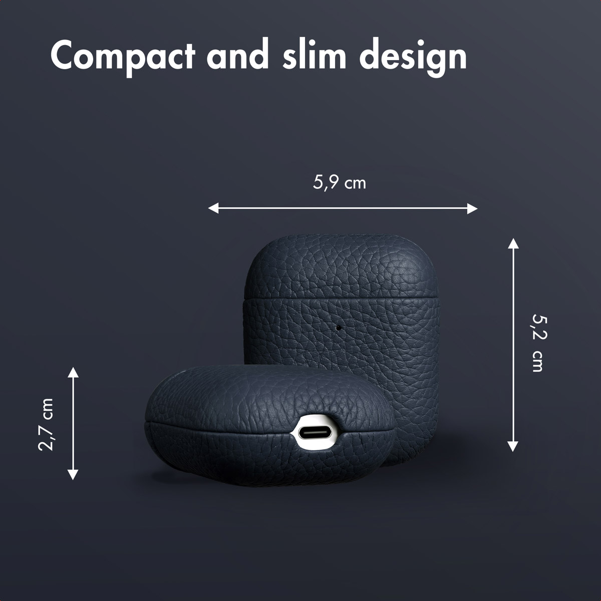 Estuche compacto de cuero azul marino para AirPods con líneas de cota que muestran 5,9 cm de ancho, 5,2 cm de alto y 2,7 cm de grosor.