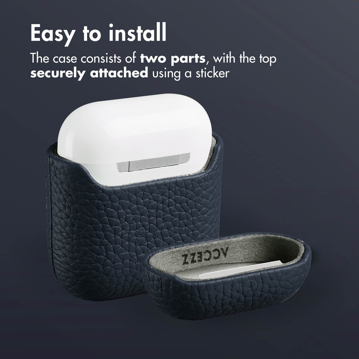 Estuche blanco de AirPods con funda de cuero azul oscuro en dos partes; la pieza superior separada muestra un adhesivo.
