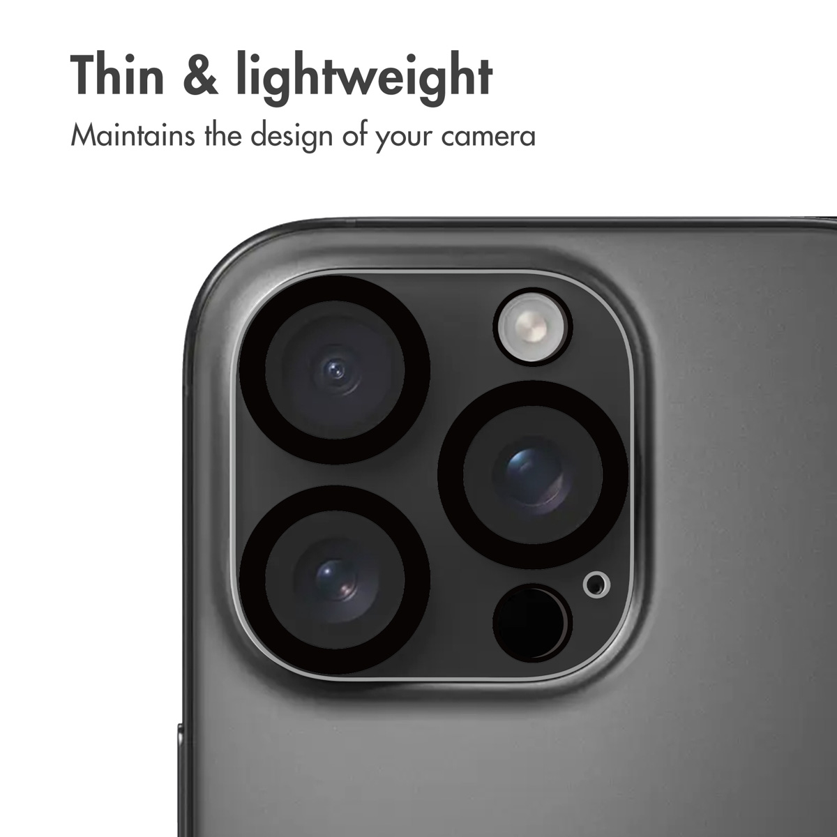 Close-up van een smartphonecamera met drie lenzen en een flitser, tekst erboven.