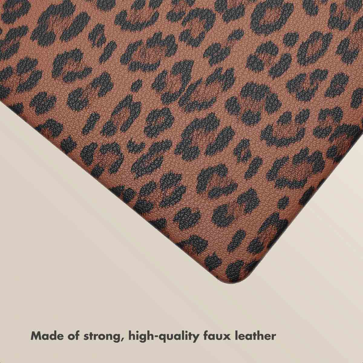 Cuero sintético marrón con estampado de leopardo negro, que muestra resistencia y alta calidad.