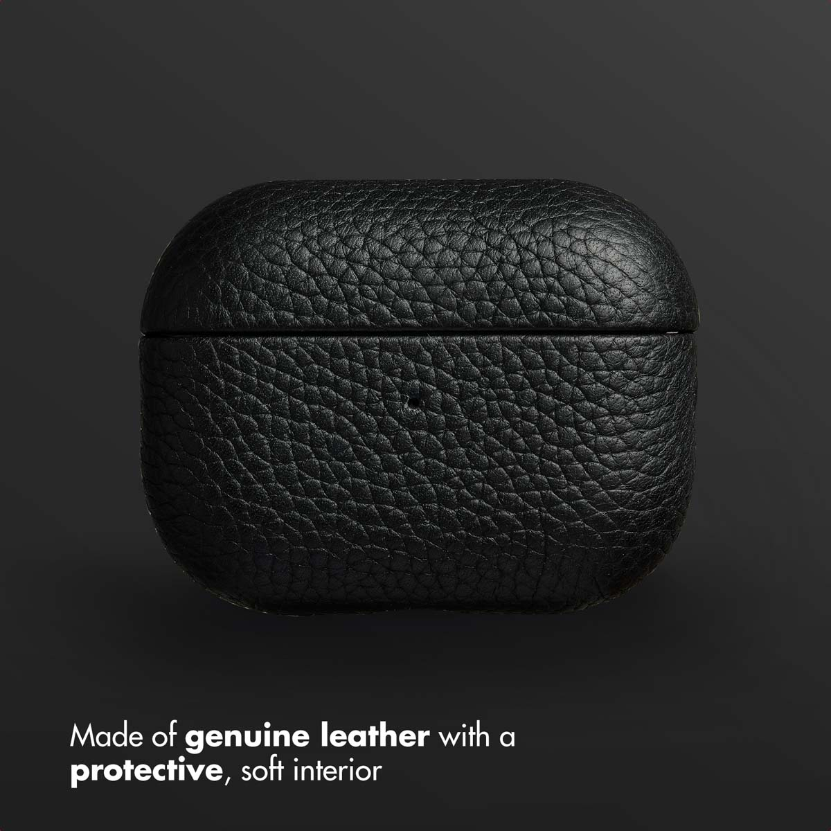 Estuche de cuero negro para AirPods sobre fondo oscuro con texto abajo.