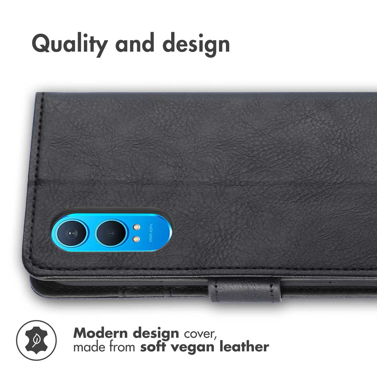 Funda de cuero vegano negro con recorte de cámara azul y texto arriba y abajo.