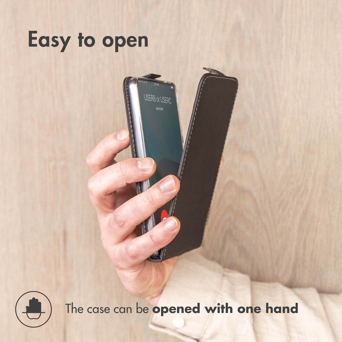 Mano sosteniendo un smartphone en una funda negra, mostrando que es fácil de abrir con una mano.