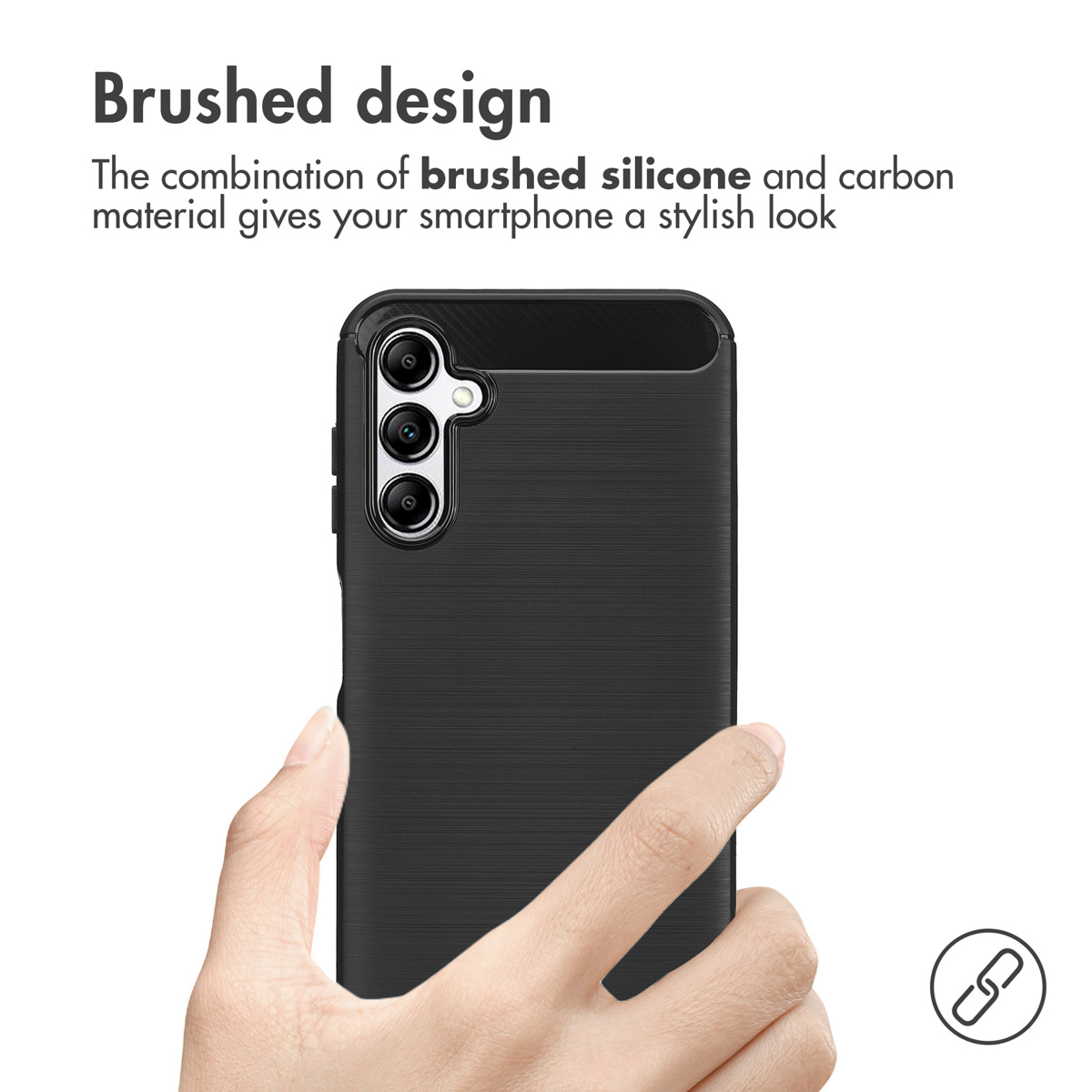 Mano che tiene uno smartphone nero con cover in silicone spazzolato e carbonio.