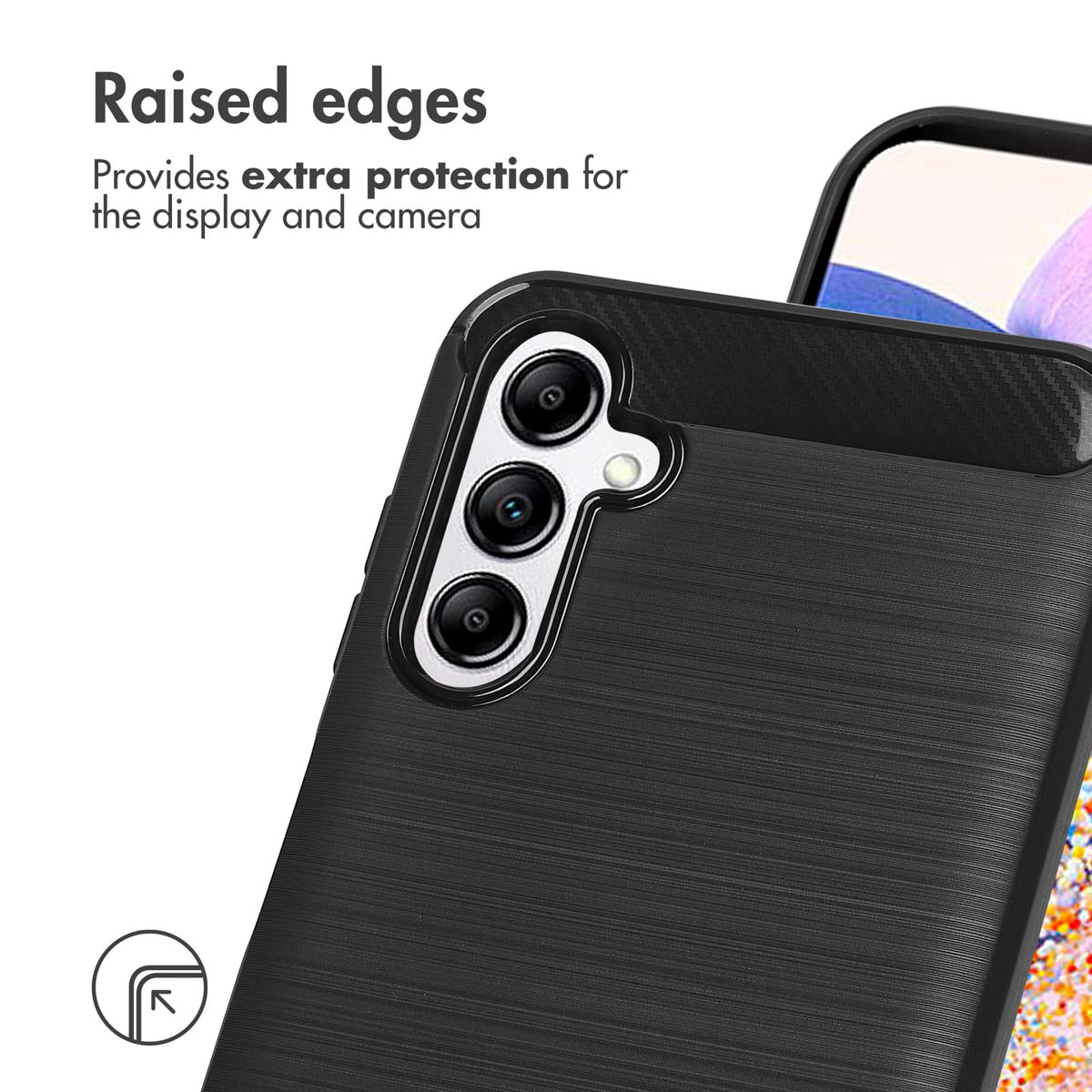 Una cover nera con bordi rialzati protegge fotocamera e display, con finitura in metallo spazzolato.
