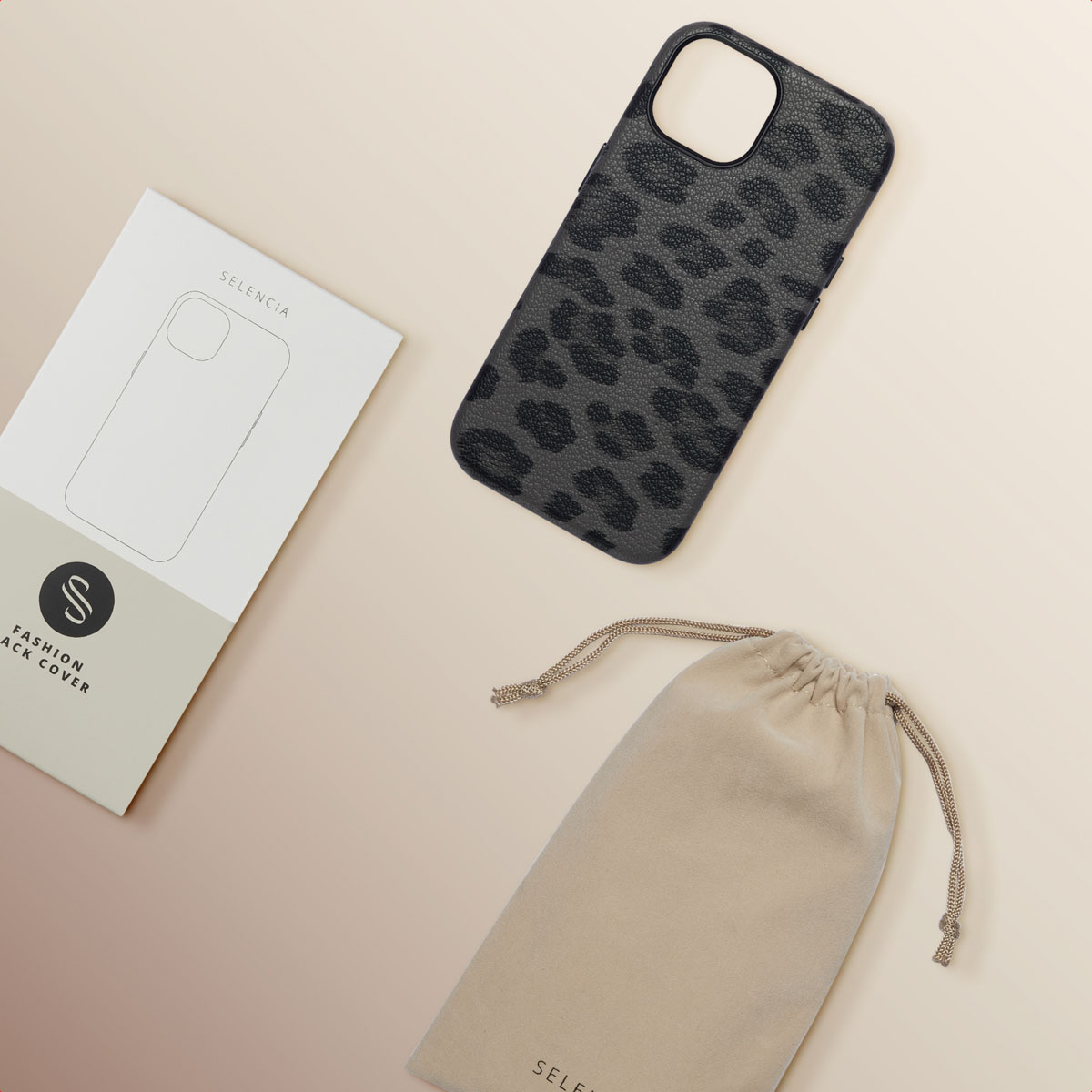 Cover per telefono nera leopardata, confezione e sacchetto beige su sfondo chiaro.