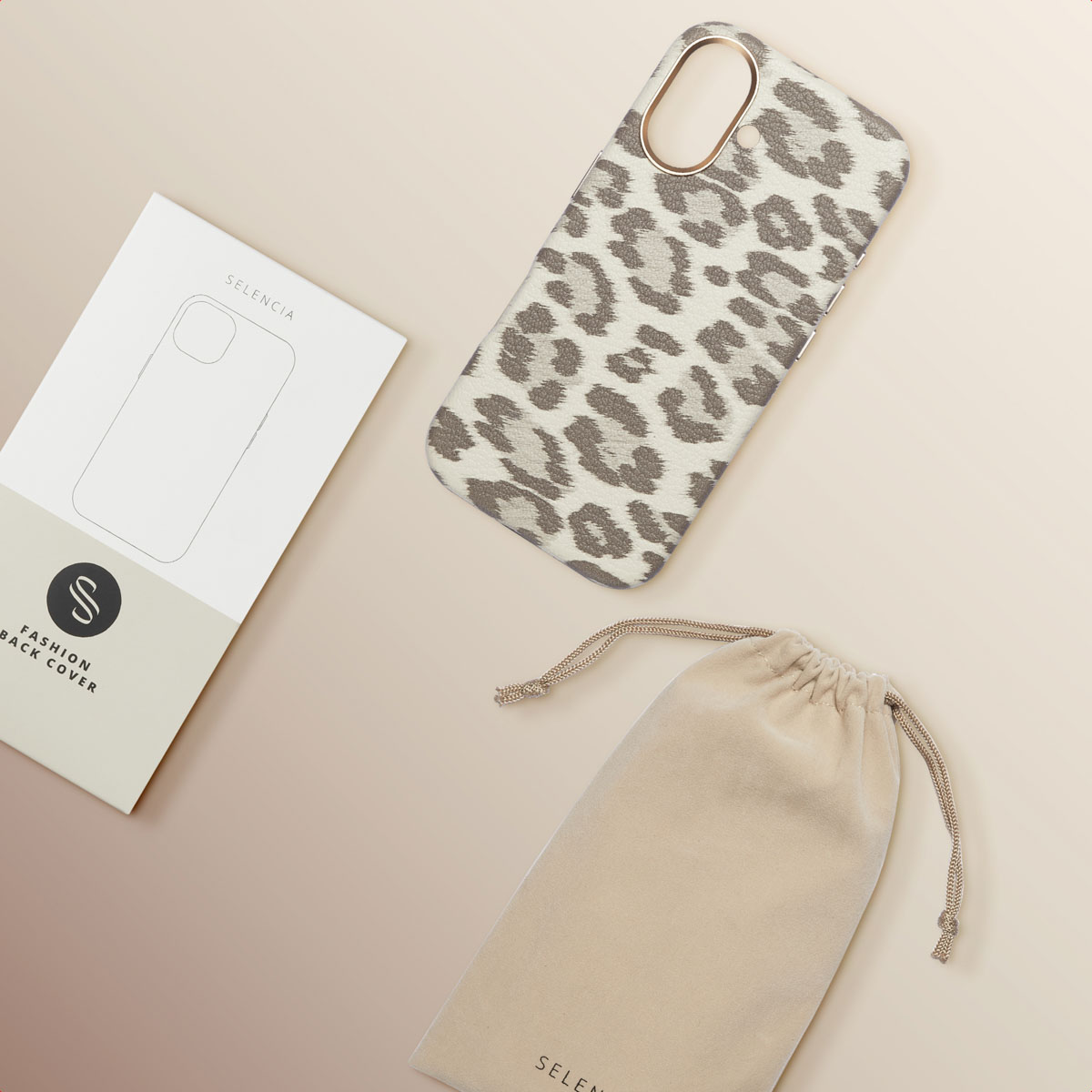 Una cover per telefono leopardata, la sua scatola e una custodia in velluto beige su sfondo sfumato.