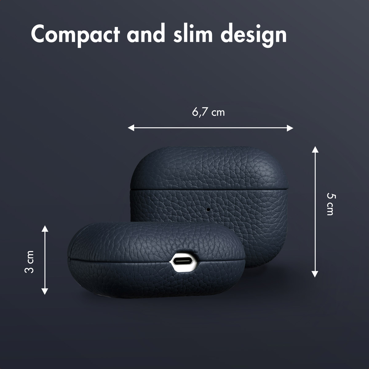 Funda de AirPods de cuero azul oscuro con dimensiones de 6.7 x 5 x 3 cm sobre fondo gris.