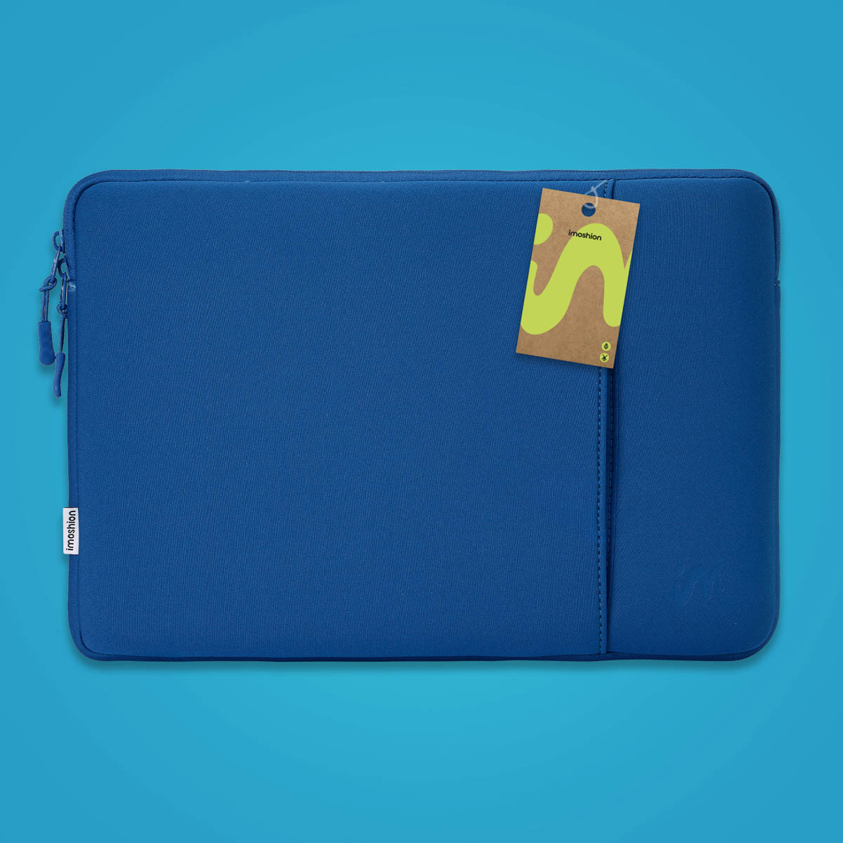 Funda azul para portátil con cremallera y etiqueta de precio marrón sobre fondo azul.