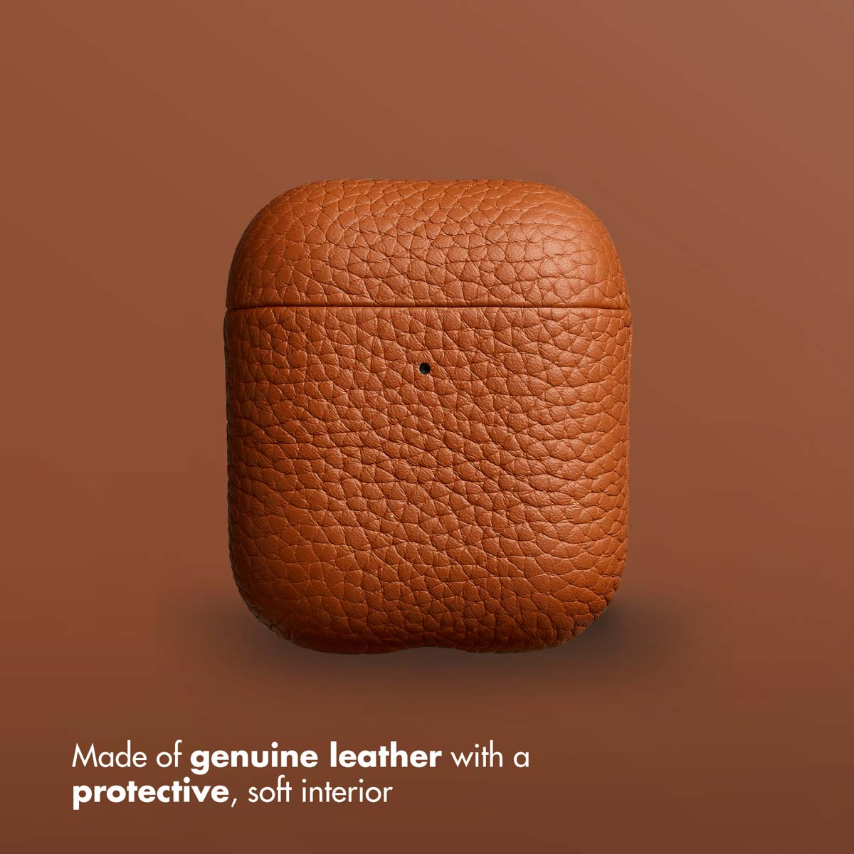 Estuche de AirPods de cuero marrón sobre fondo marrón con texto.
