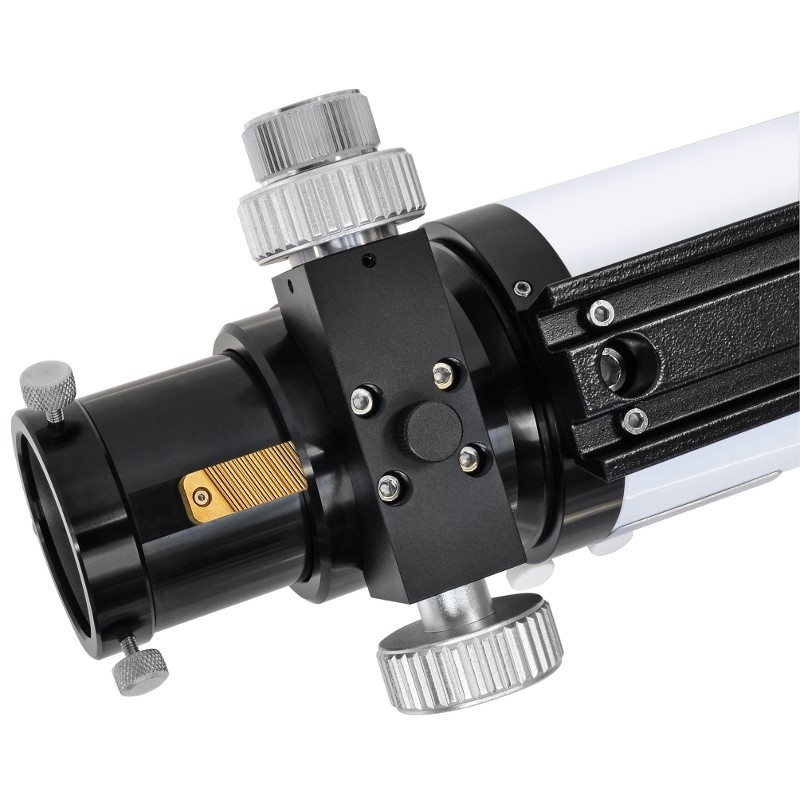 Primer plano del mecanismo de enfoque de un telescopio con perillas de metal negro y plateado.