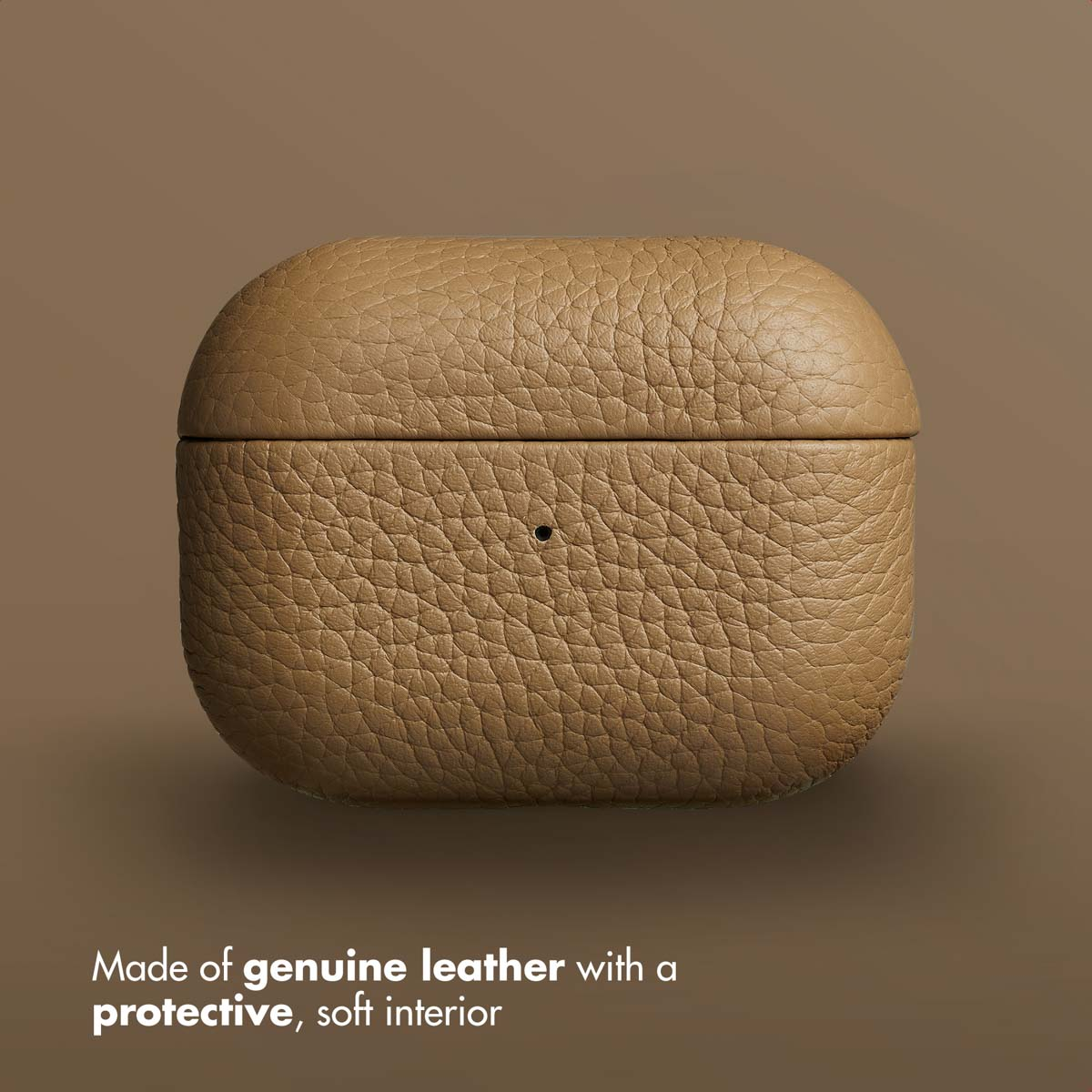 Estuche de carga de cuero marrón para auriculares sobre fondo marrón.