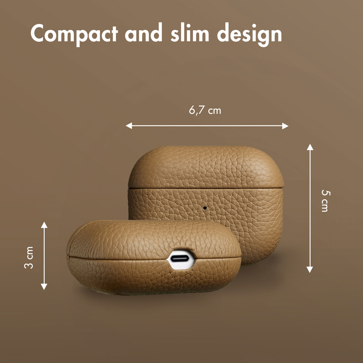Funda de AirPods de piel marrón con líneas de dimensión de 6.7 cm de ancho, 5 cm de alto y 3 cm de profundidad.