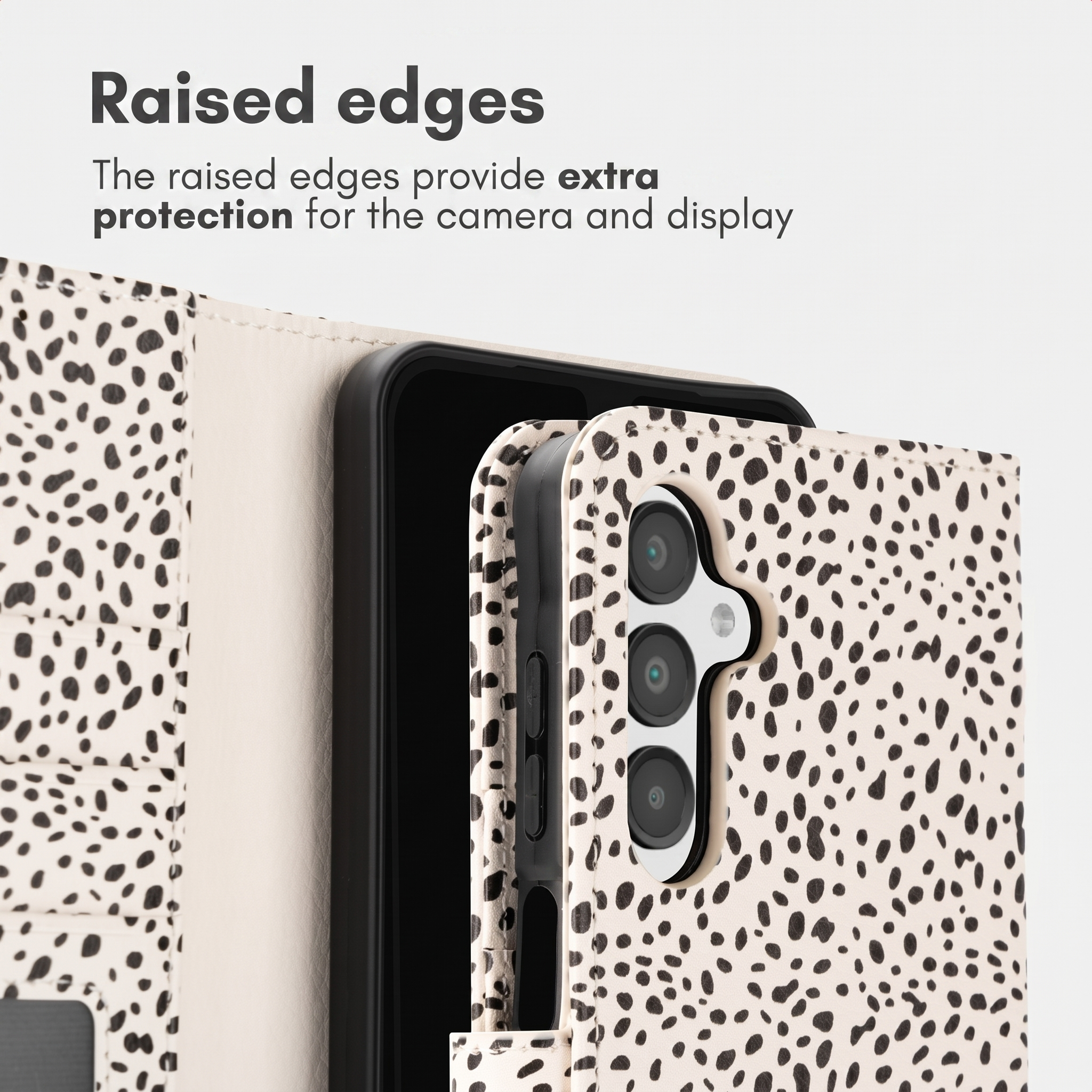 Een telefoonhoesje met dierenprint toont opstaande randen voor camera- en beeldschermbescherming.