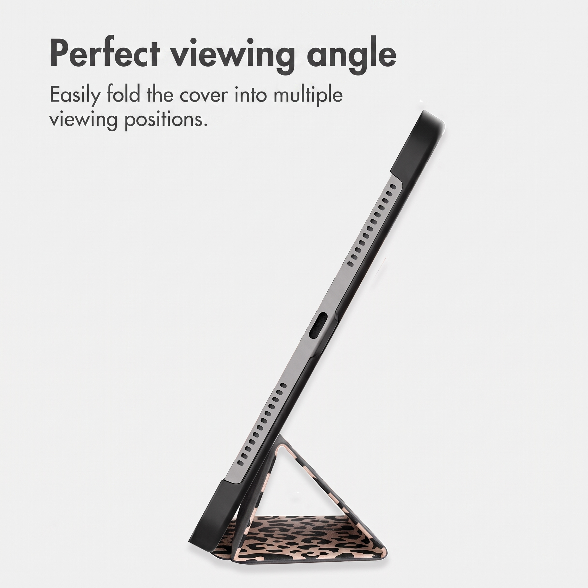 Een tablet in een panterprint hoes staat schuin. Tekst linksboven luidt Perfect viewing angle.