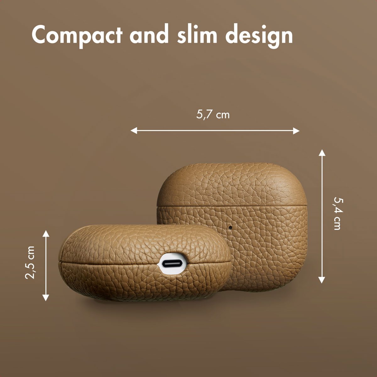 Funda de cuero marrón para AirPods con dimensiones sobre fondo marrón.