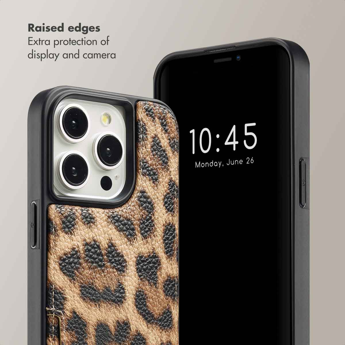 Smartphone con funda de cuero con estampado de leopardo y bordes elevados para mayor protección.