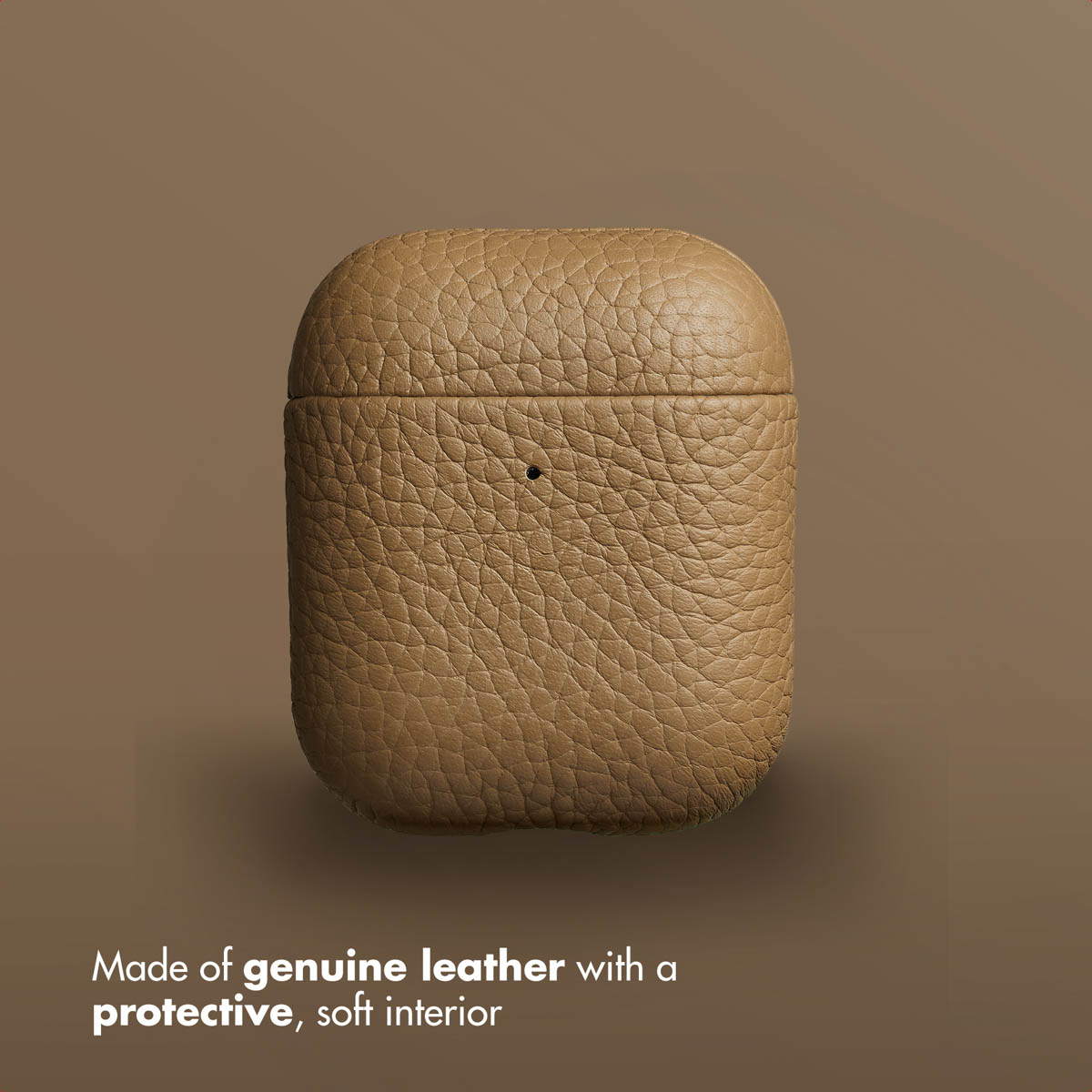Un estuche de AirPods de cuero marrón sobre un fondo marrón liso con texto promocional blanco abajo.