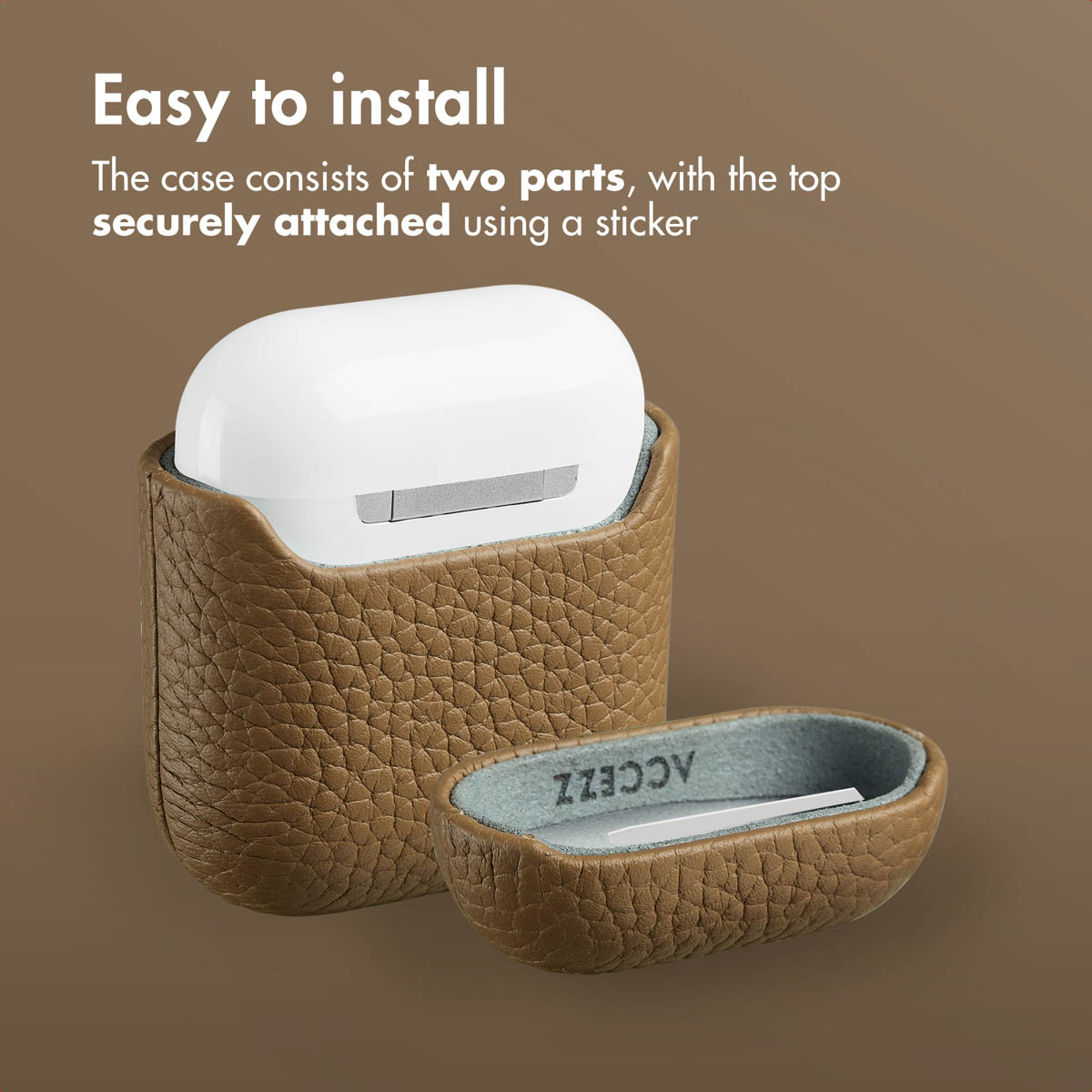 Una funda de cuero marrón para AirPods con la tapa separada sobre fondo marrón.