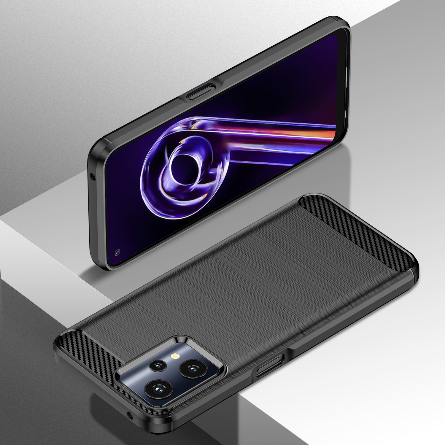 Uno smartphone in una custodia protettiva nera con texture spazzolata e dettagli in carbonio poggia su una superficie grigia.