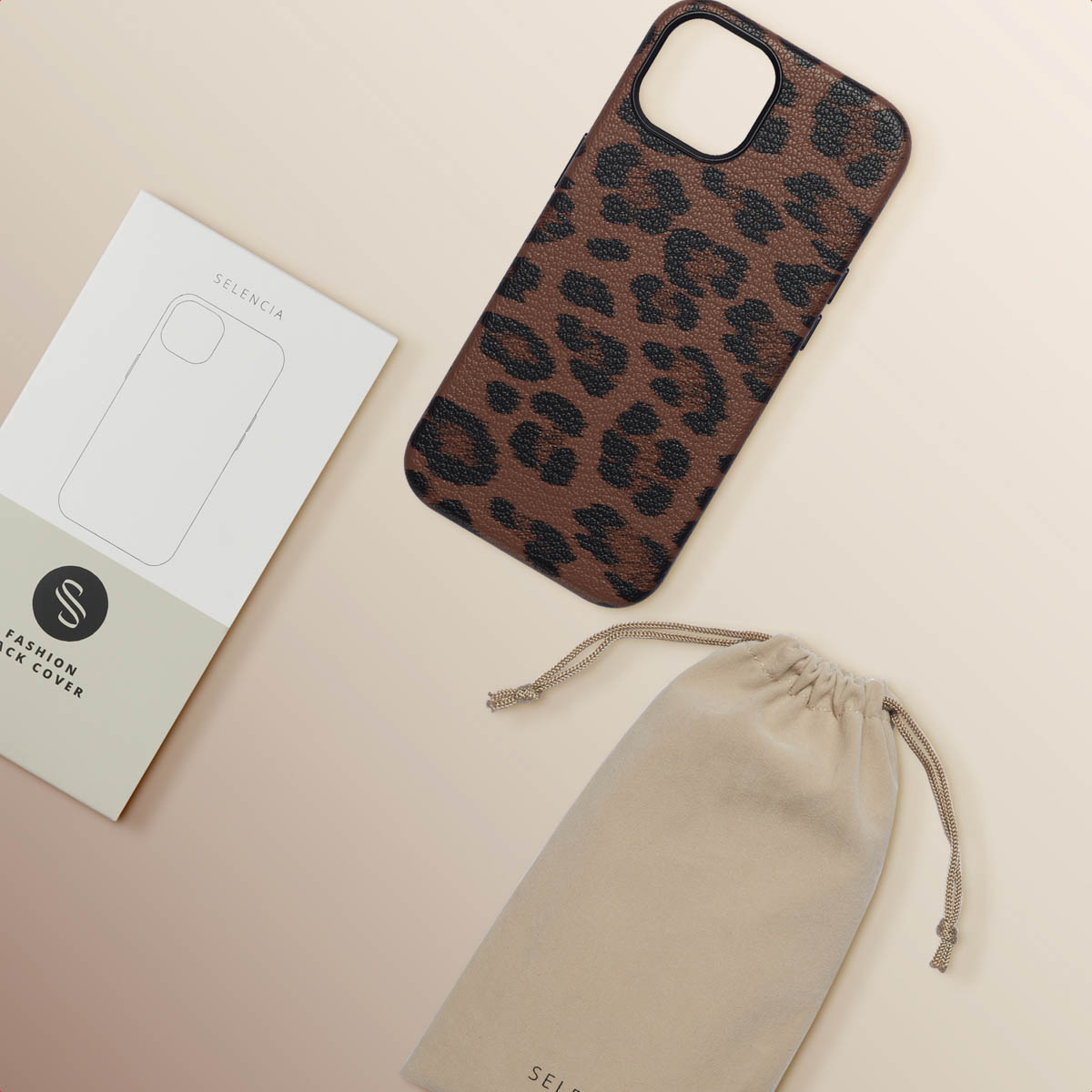 Funda de teléfono con estampado de leopardo junto a su caja y una bolsa beige.