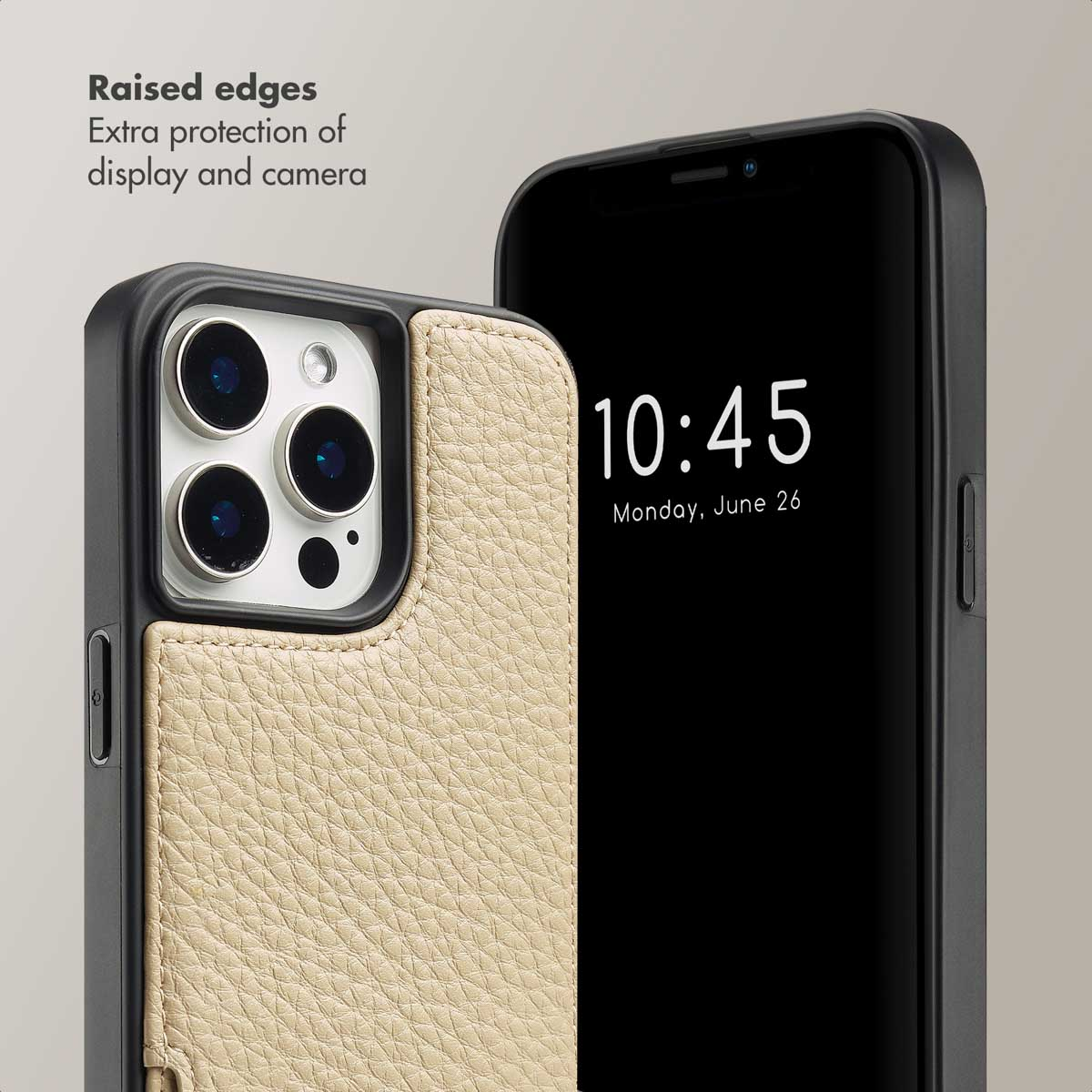 Smartphone noir avec étui en cuir beige montrant des bords surélevés pour protéger l'écran et la caméra.
